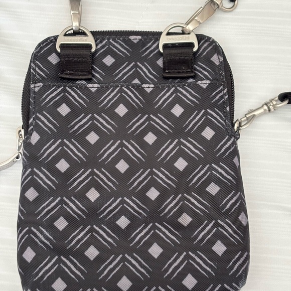 Baggalini crossbody/wristlet - Picture 3 of 8